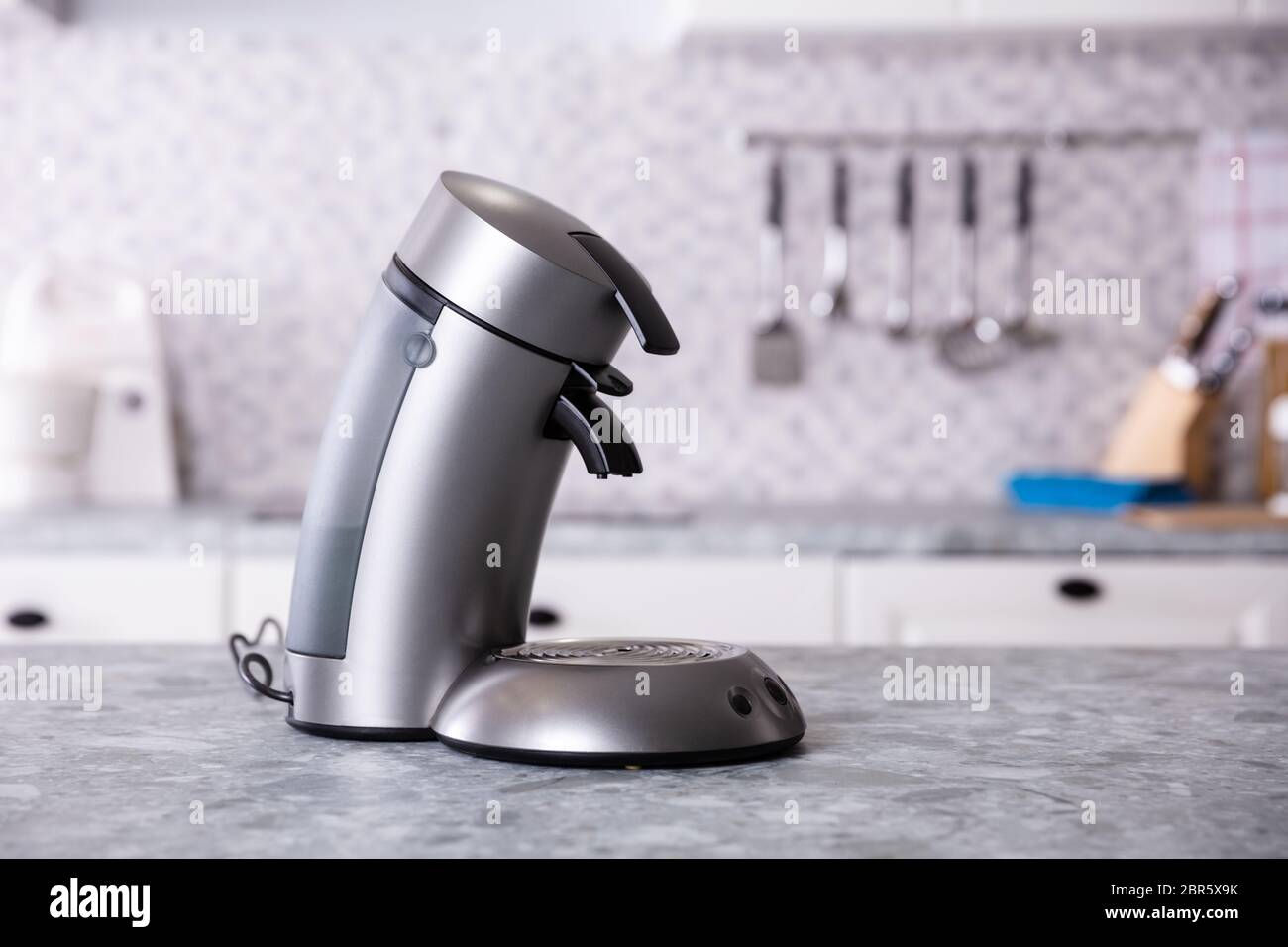 Close-up della nuova macchina da caffè elettrica sul piano di lavoro della  cucina Foto stock - Alamy