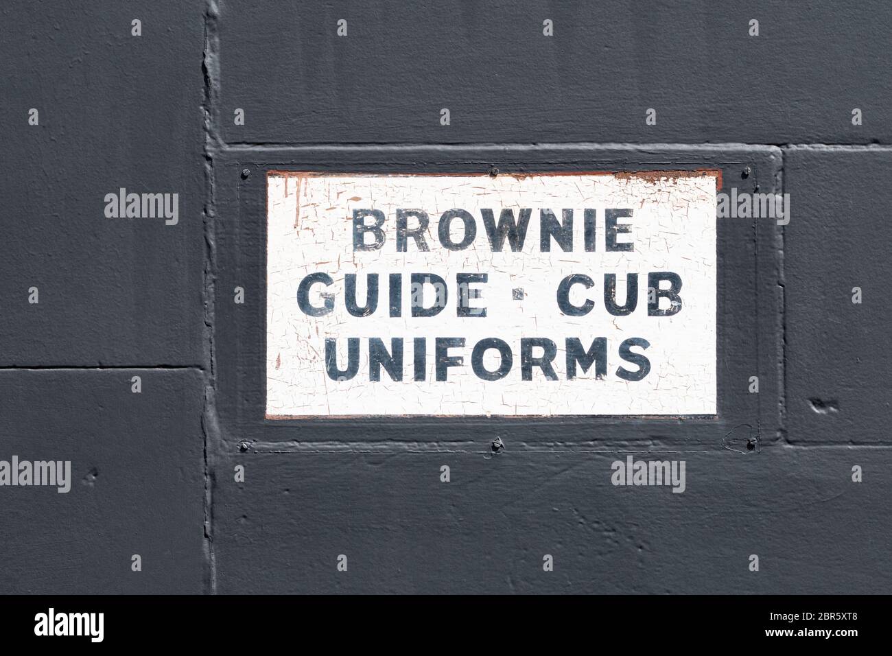 Brownie Guida Cub Uniforms segno sulla parete - Shawlands, Glasgow, Scozia, UK Foto Stock