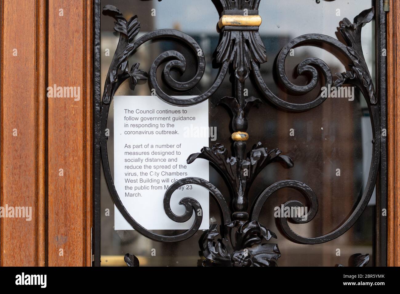 Avviso di incoronavirus del consiglio comunale di Glasgow sul City Chambers Building, Glasgow, Scozia, Regno Unito Foto Stock