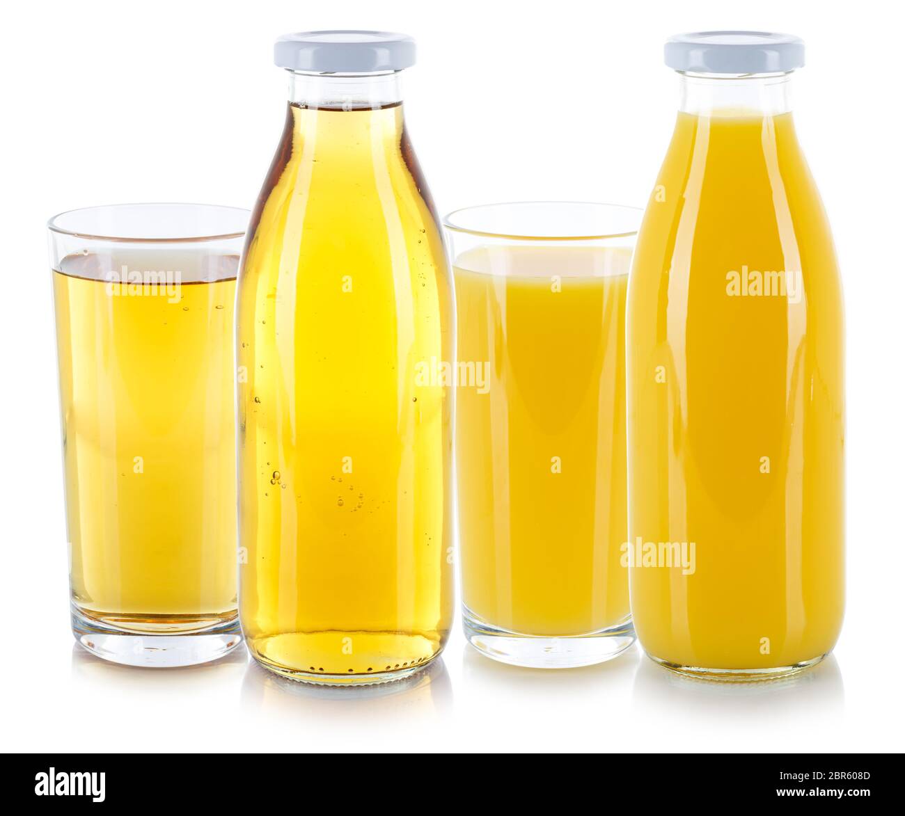 Succo di mela e arancia bevande bottiglia di vetro fresco isolato su sfondo bianco Foto Stock