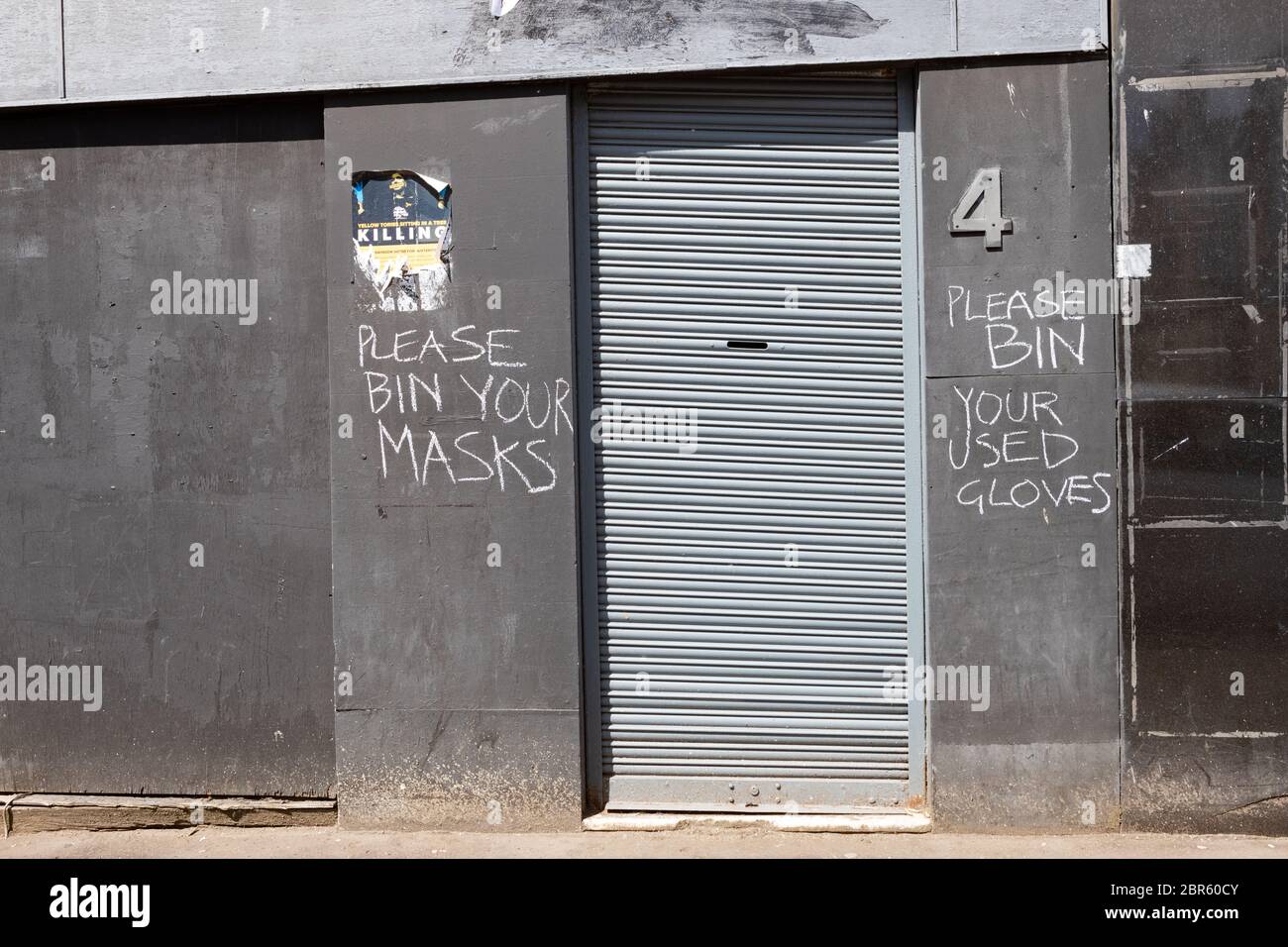 Si prega di insilare le maschere e i guanti usati graffiti gesso durante la pandemia di coronavirus, Shawlands, Glasgow, Scozia, Regno Unito Foto Stock