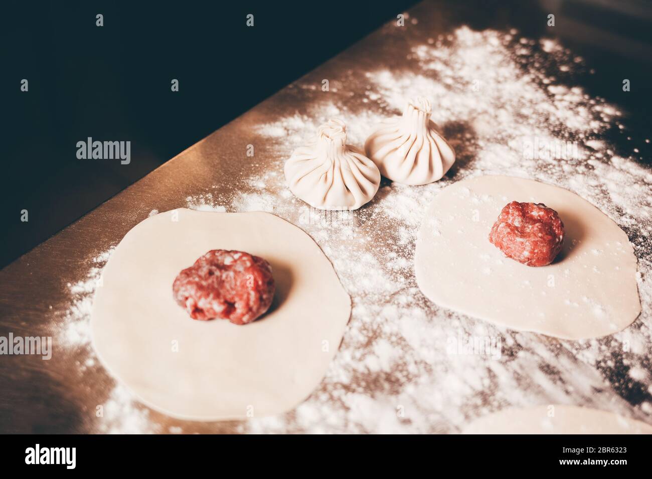 Processo di cottura Khinkali. Cucina nazionale georgiana Foto Stock