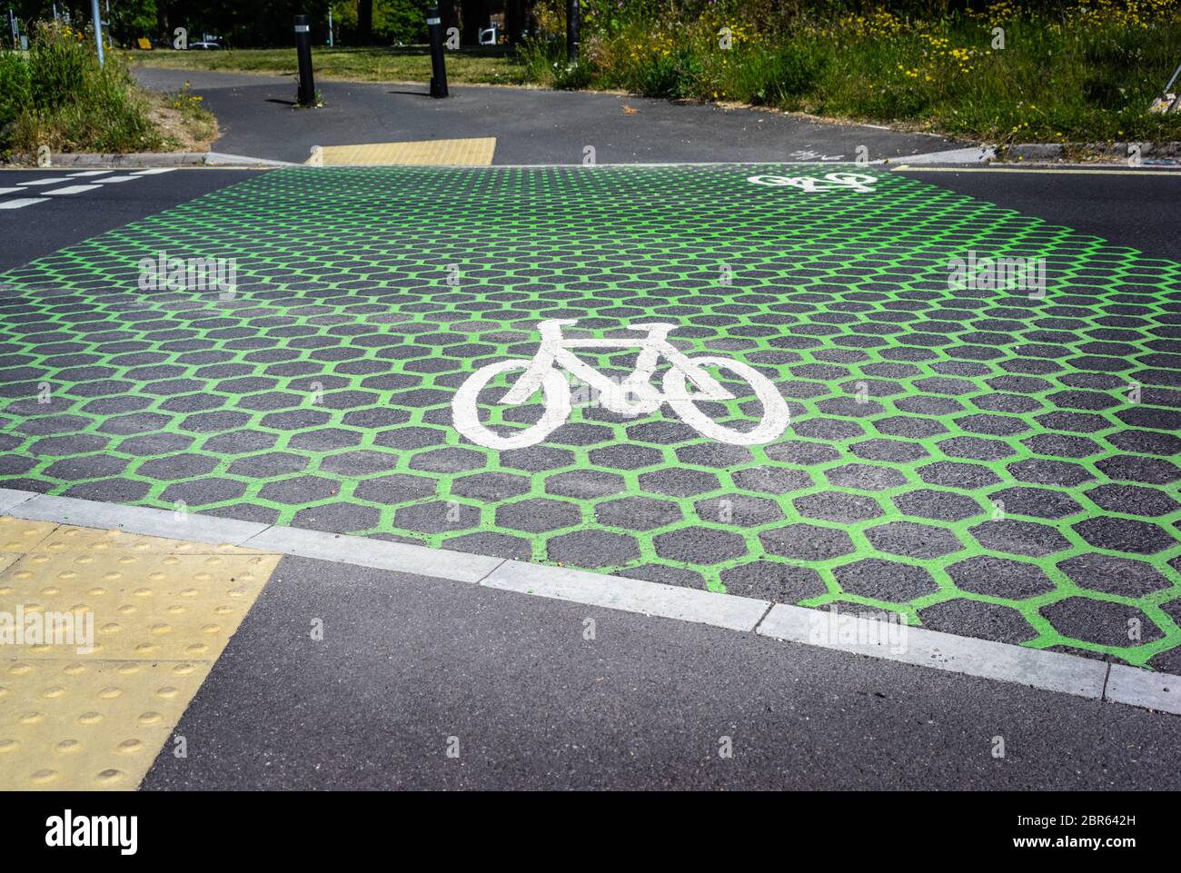 Nuova pista ciclabile urbana/pista ciclabile con segnaletica bianca sulla strada a Millbrook, Southampton, Inghilterra, Regno Unito Foto Stock