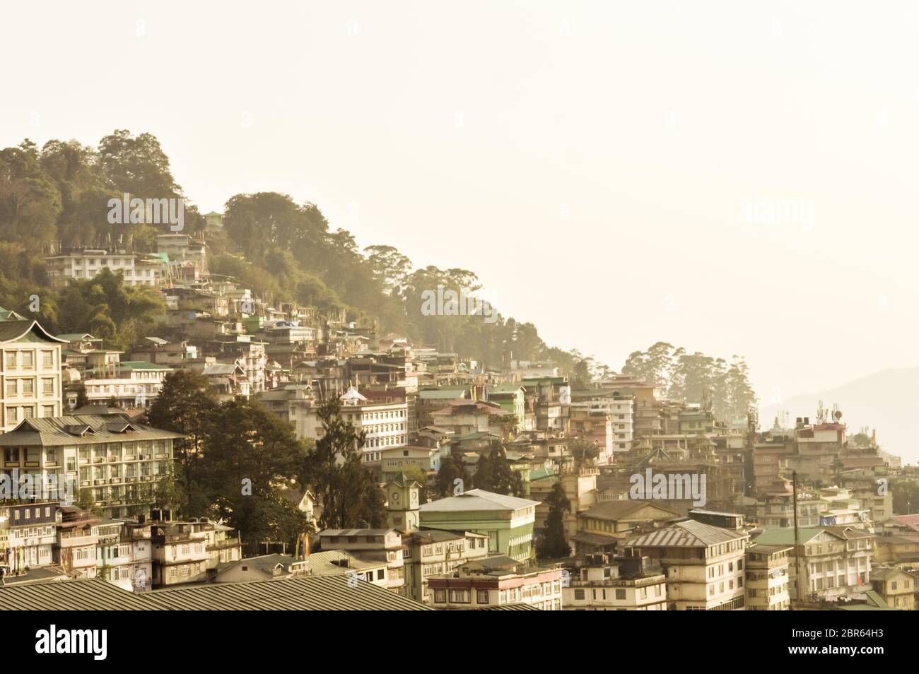 Splendida vista panoramica della città di Gangtok, la più grande città dello stato indiano di Sikkim, situata nella catena montuosa orientale dell'Himalaya nell'India del Nord. Foto Stock