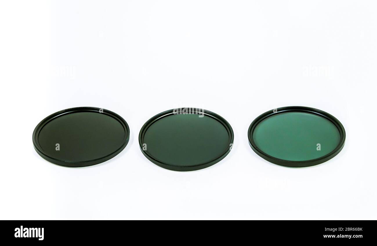 Telecamera e filtro (densità neutra ) su sfondo bianco. Foto Stock