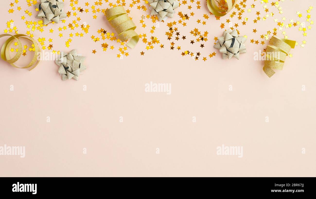Bordo superiore della cornice di confetti dorati e decorazione di festa su  sfondo beige. Festa di Natale o buon compleanno mockup di carta Foto stock  - Alamy