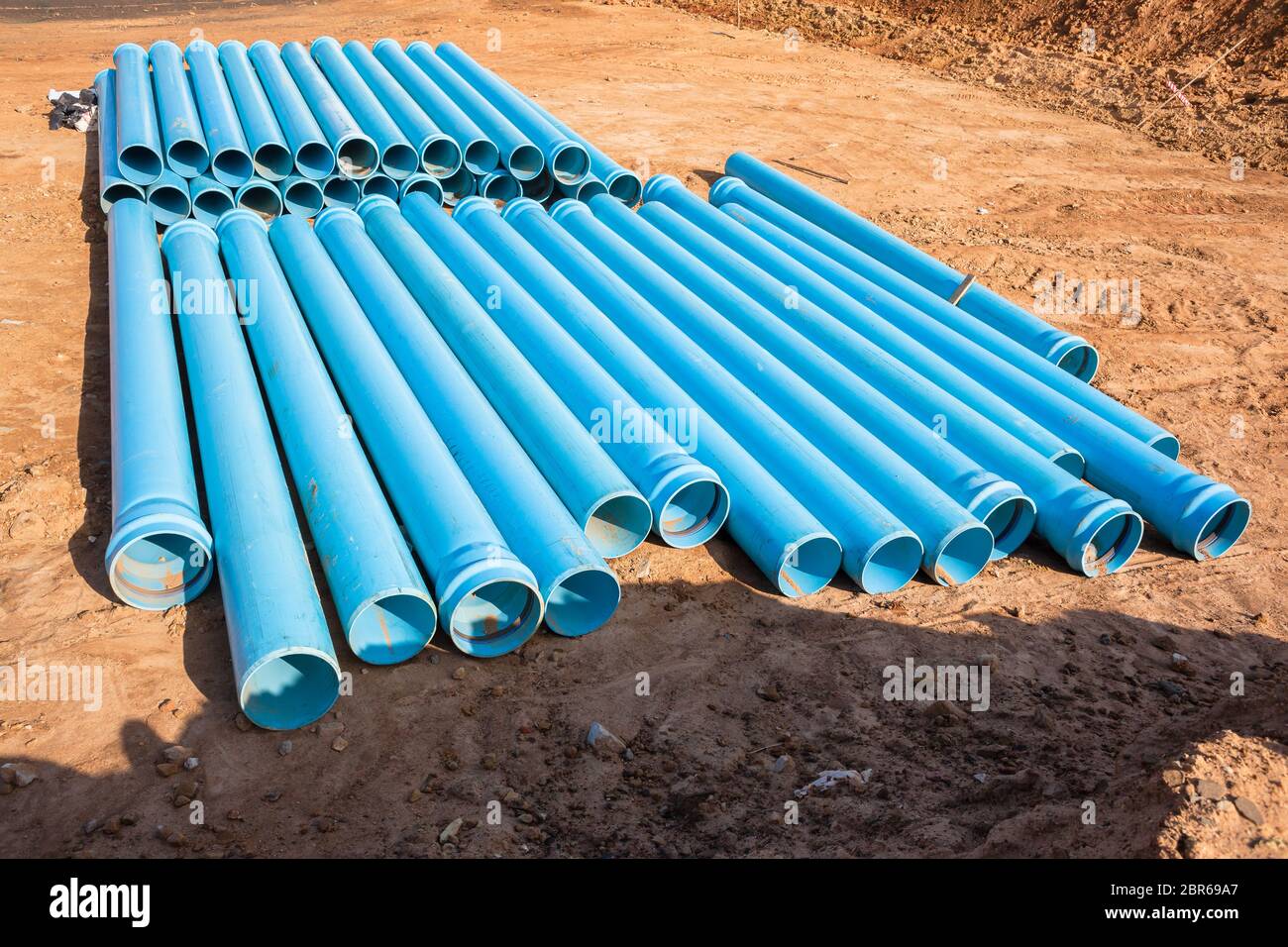 Costruzione di plastica blu in pvc tubi in nylon per infrastrutture  idrauliche Lavori di sterro Foto stock - Alamy