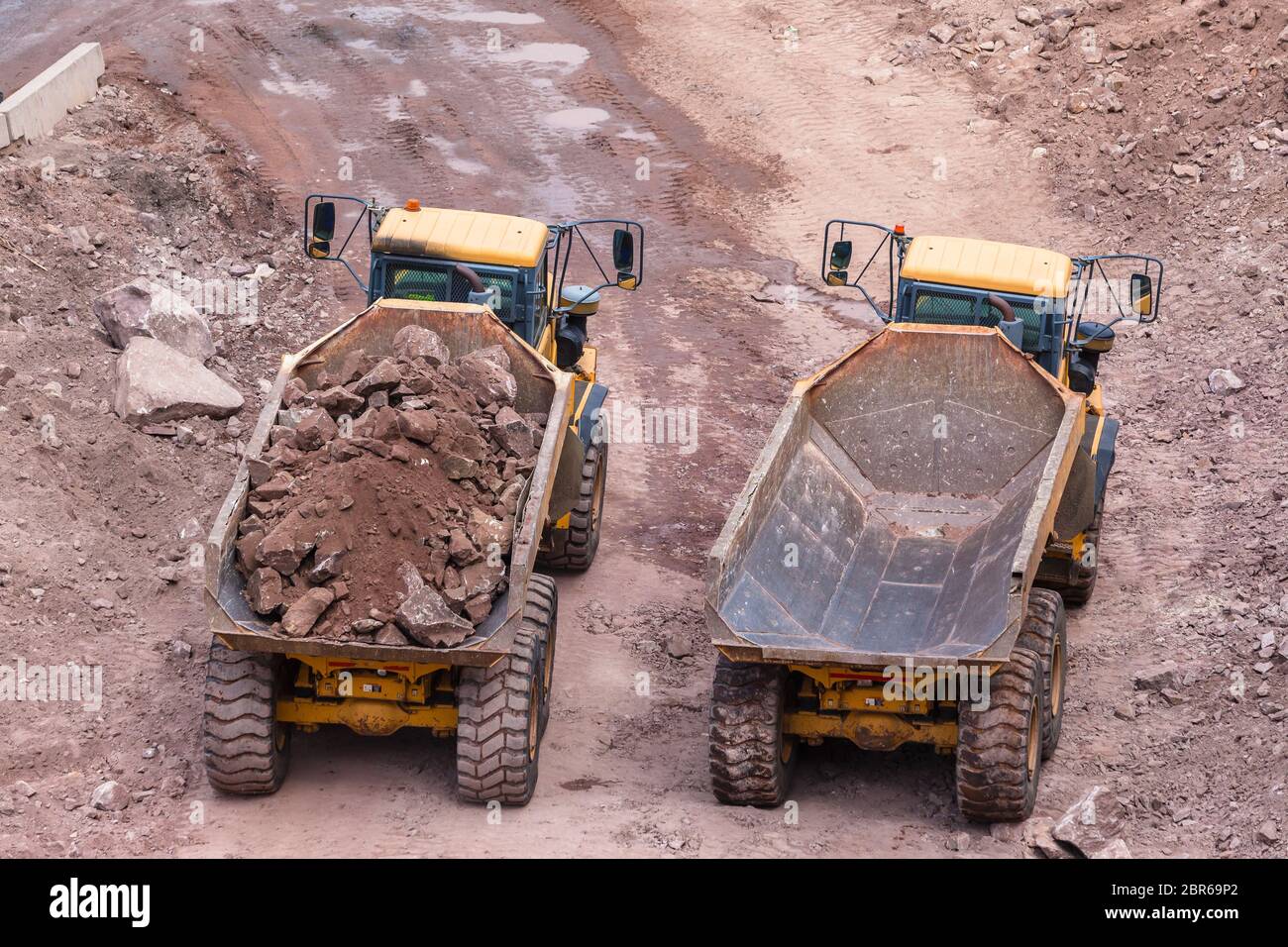 Lavori di terra industriali caricamento di autocarri di veicoli pesanti rocce sul cantiere di costruzione. Foto in alto. Foto Stock