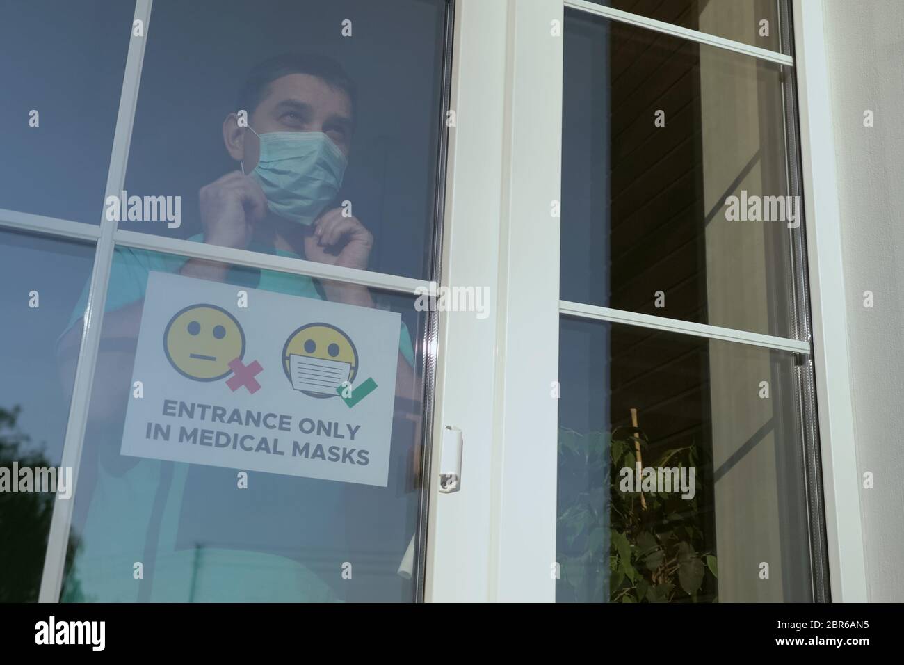 Ingresso ai luoghi pubblici solo in maschera. Foto Stock