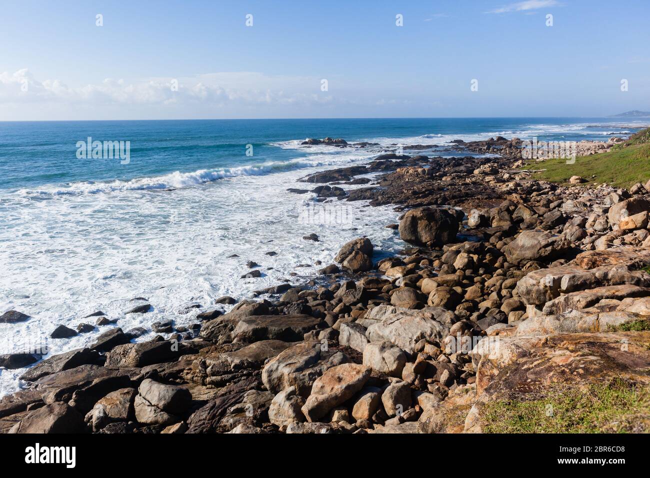 Le onde dell'oceano si infrangono lungo la costa rocciosa e si insenano paesaggi panoramici. Foto Stock