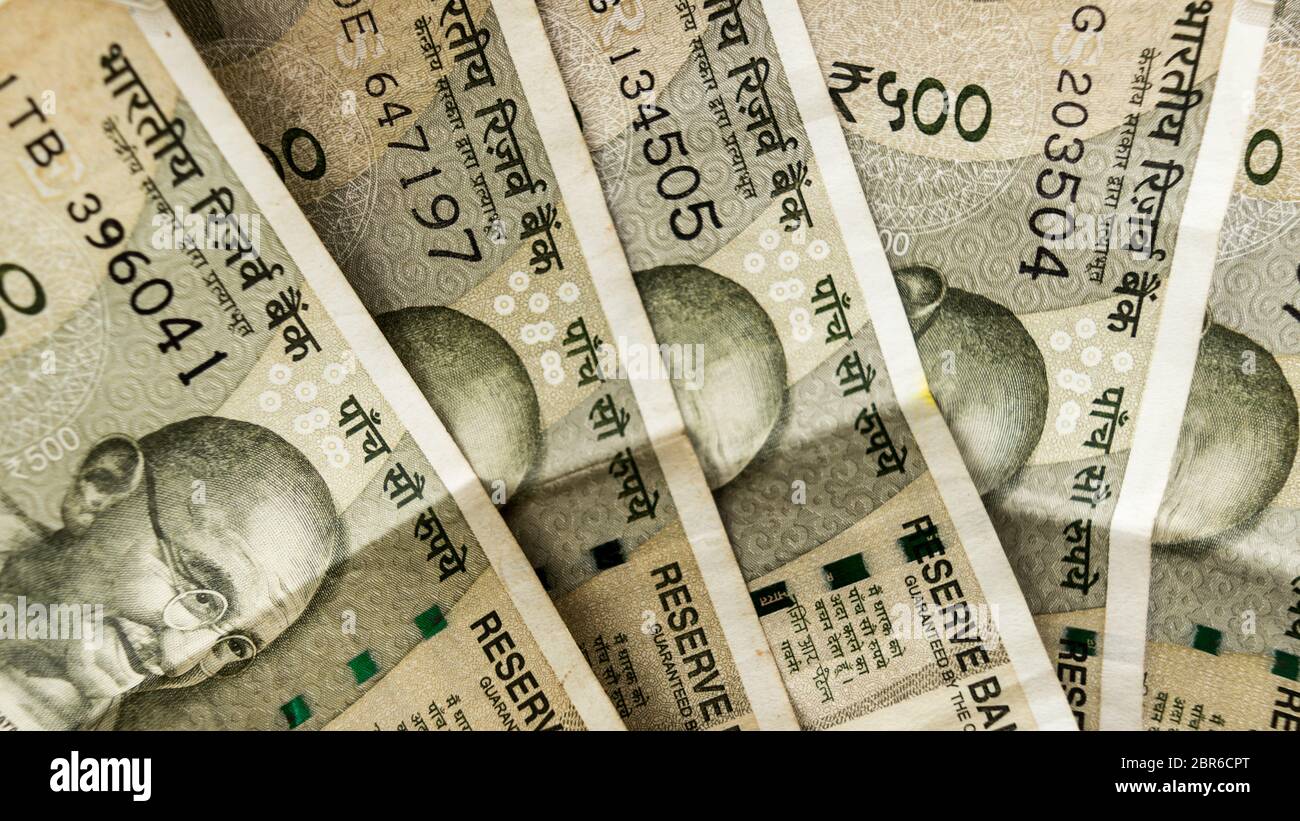 Pila di nuova cinquecento rupia indiana splendidamente nota sulla diffusione. Parte del Mahatma Gandhi (leader indiani di movimento di indipendenza, padre della nazione) f Foto Stock