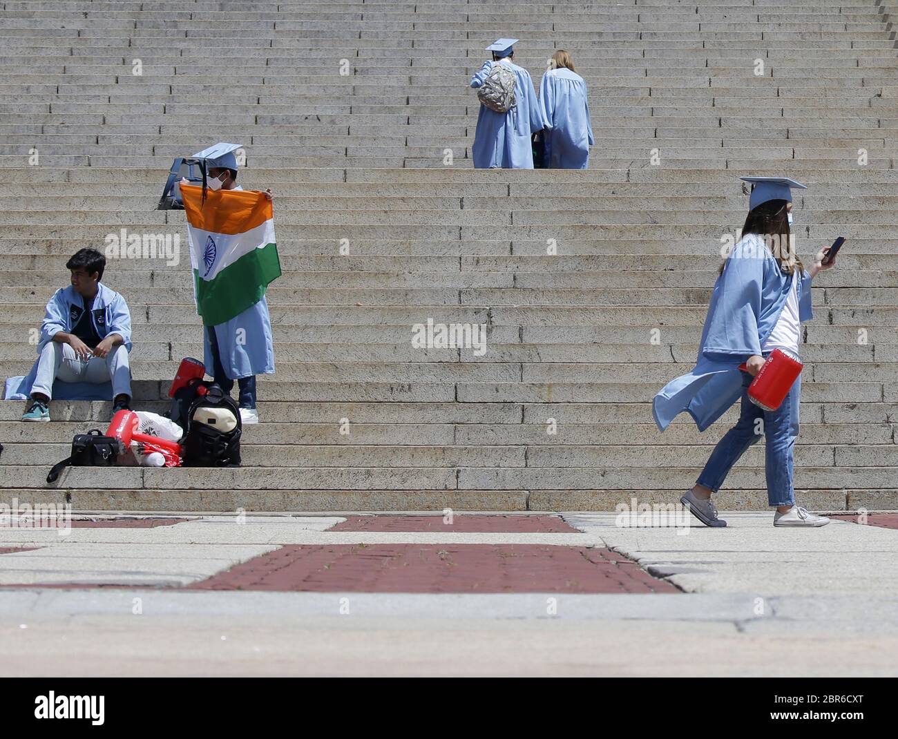 New York, Stati Uniti. 20 Maggio 2020. I laureati celebrano indossando una maschera protettiva e le loro cuffie e abiti sui gradini per la Biblioteca conosciuta come "Low Beach" dopo che la Columbia University ha avuto la cerimonia di inizio per il 266esimo anno accademico a New York City mercoledì 20 maggio 2020. A causa del Coronavirus Pandemic, questo anno il conferimento di laurea cerimonia è stato tenuto come un evento virtuale trasmesso. Il numero di morti di Coronavirus USA ora è superiore a 90,000 e il numero di casi segnalati raggiunge 1.5 milioni. Foto di John Angelillo/UPI Credit: UPI/Alamy Live News Foto Stock