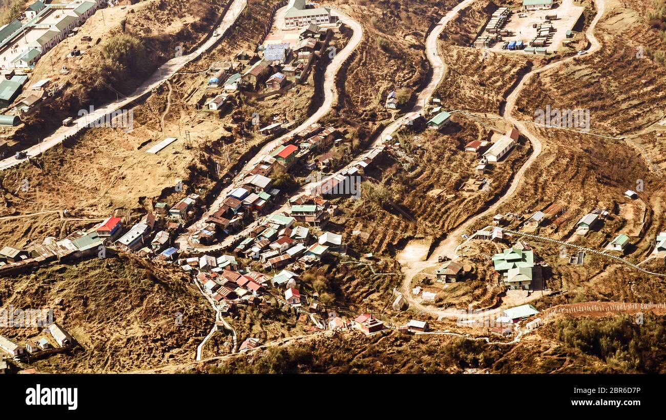 La storica Via della Seta con 32 tornanti, una strada tortuosa dal Tibet in India. Si trova ad una altezza di circa 10,100 piedi sui terreni accidentati della Foto Stock