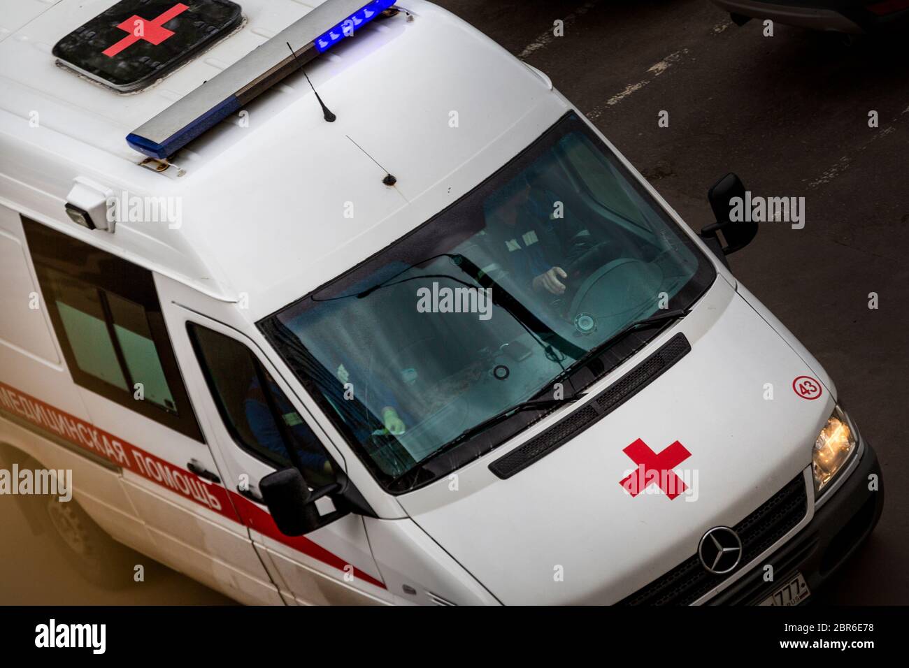 La vista dall'alto di un'auto di un servizio di ambulanza di emergenza è arrivata su una chiamata ad un paziente in una zona residenziale di Mosca, Russia Foto Stock