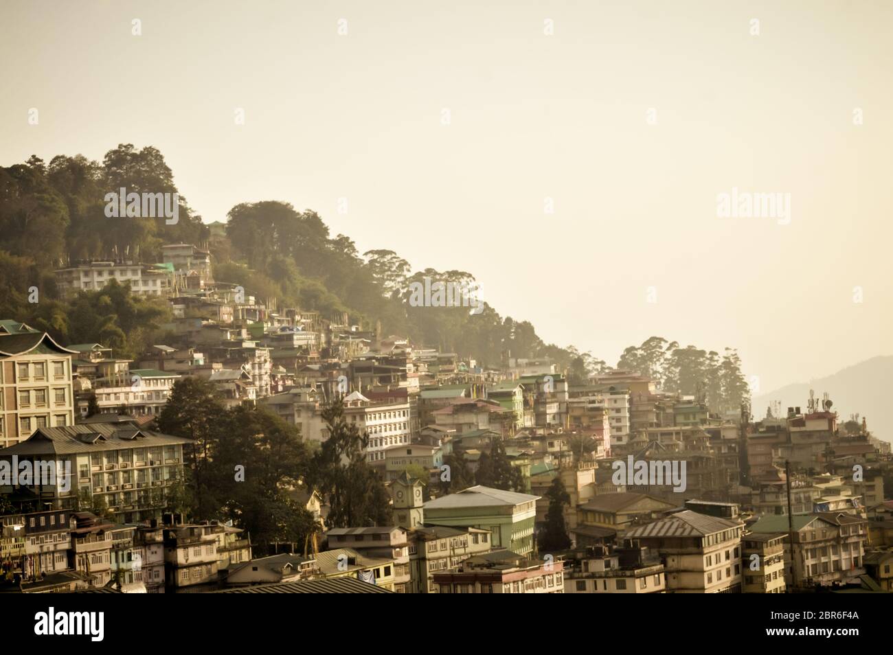 Splendida vista panoramica della città di Gangtok, la più grande città dello stato indiano di Sikkim, situata nella catena montuosa orientale dell'Himalaya nell'India del Nord. Foto Stock