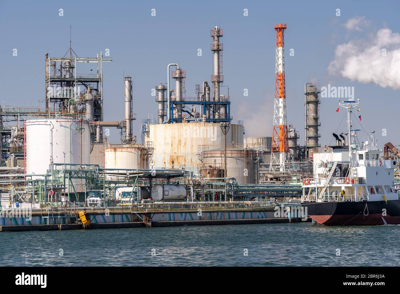 Fabbrica chimica con impianti di stoccaggio del gas e la struttura della pipeline con fumo di ciminiere in Kawasaki Città vicino a Tokyo Giappone Foto Stock