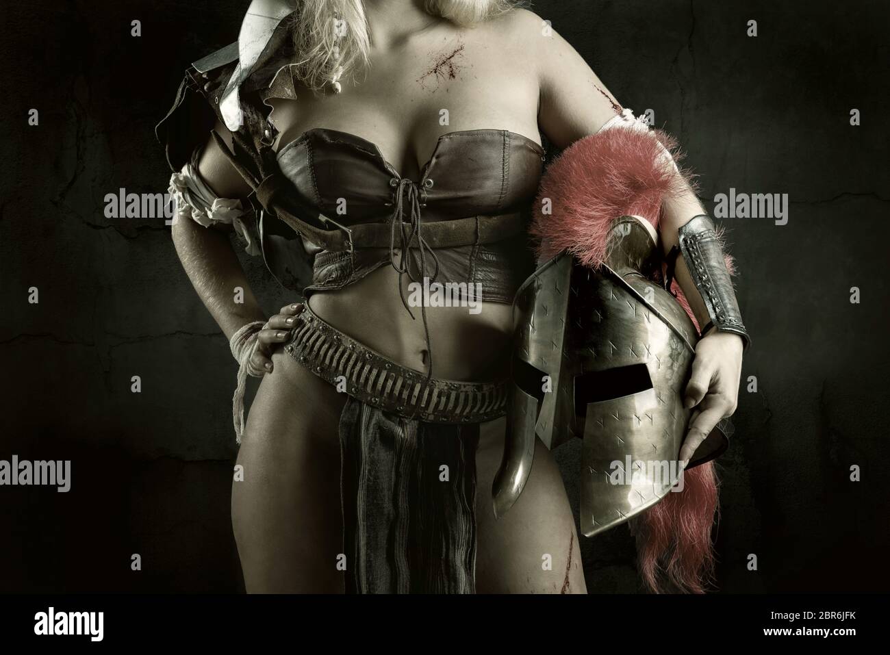 Antico guerriero o Gladiatore parte del corpo, su sfondo scuro Foto Stock