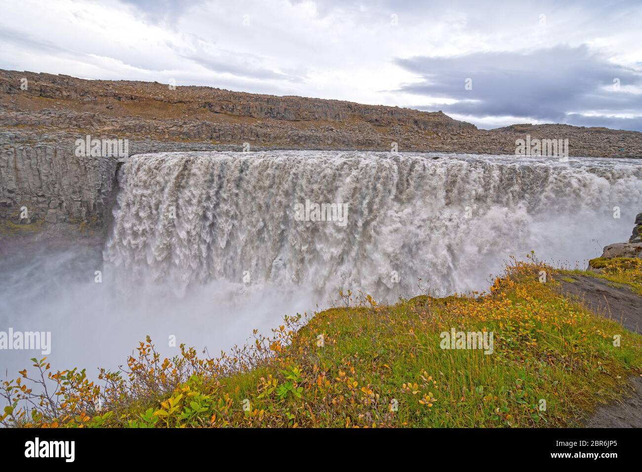 Massiccio Flusso di Acqua su Detifoss nel nord dell'Islanda Foto Stock