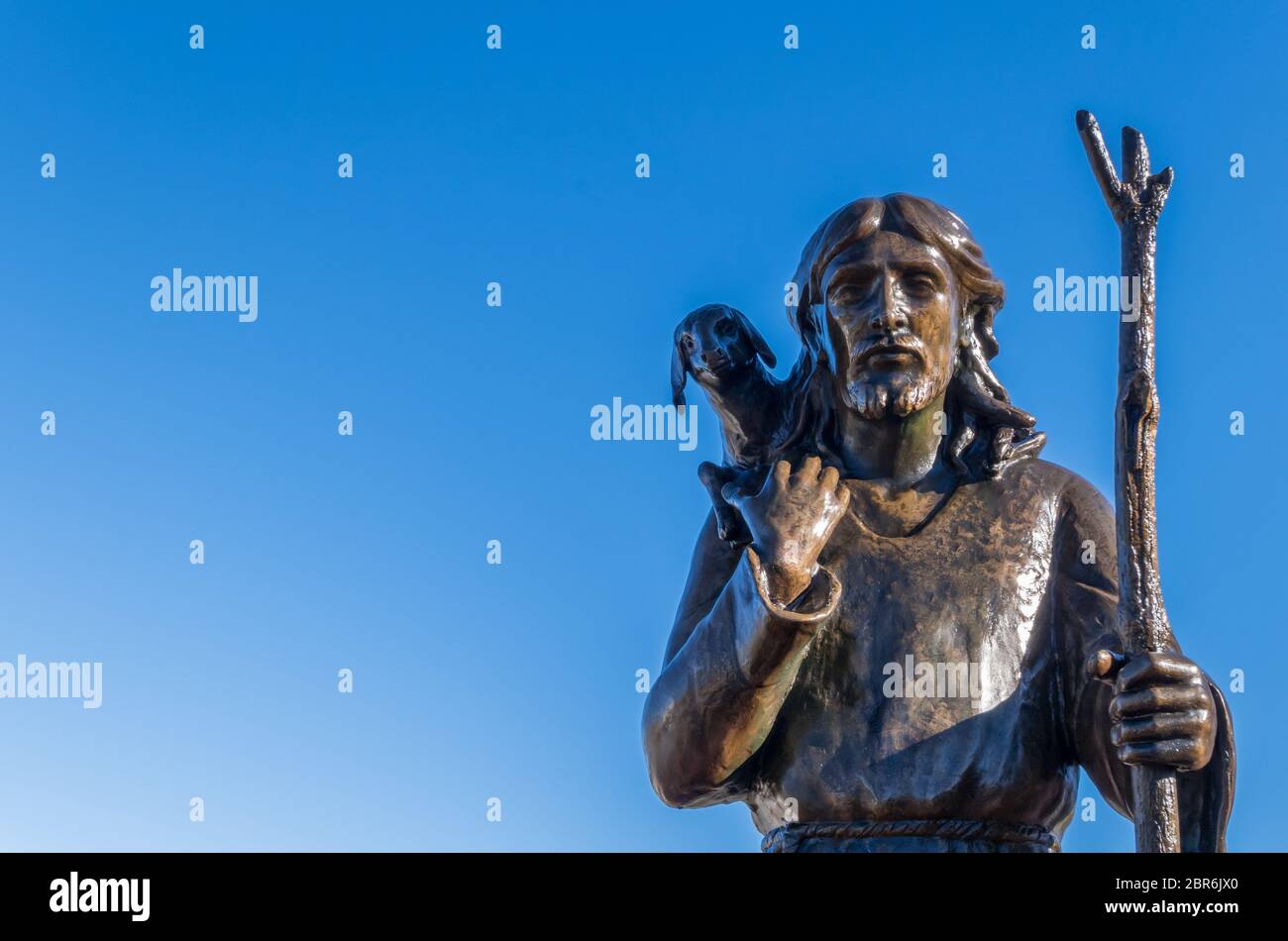 Antica statua in bronzo di Gesù Cristo il Buon Pastore con la pecorella