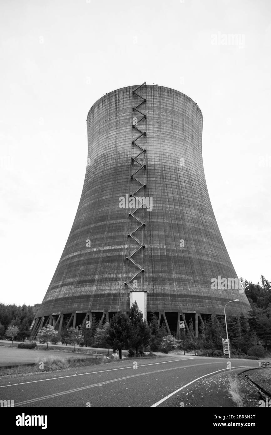 centrale nucleare con sfondo cielo tramonto. Foto Stock