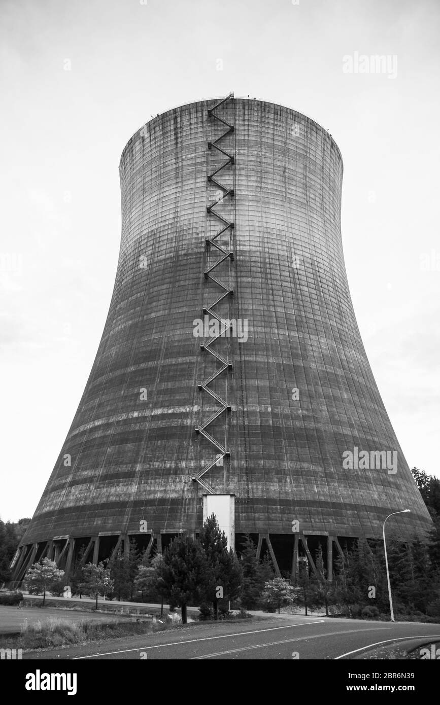 centrale nucleare con sfondo cielo tramonto. Foto Stock