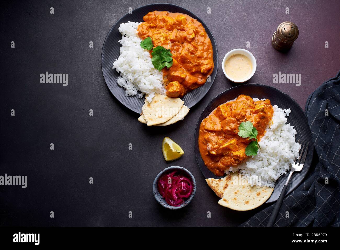 Paneer tikka masala con riso basmati. Cucina indiana, piatto vegetariano a cubetti di formaggio morbido cucinato in salsa piccante di pomodoro con panna. Vista dall'alto, da Foto Stock