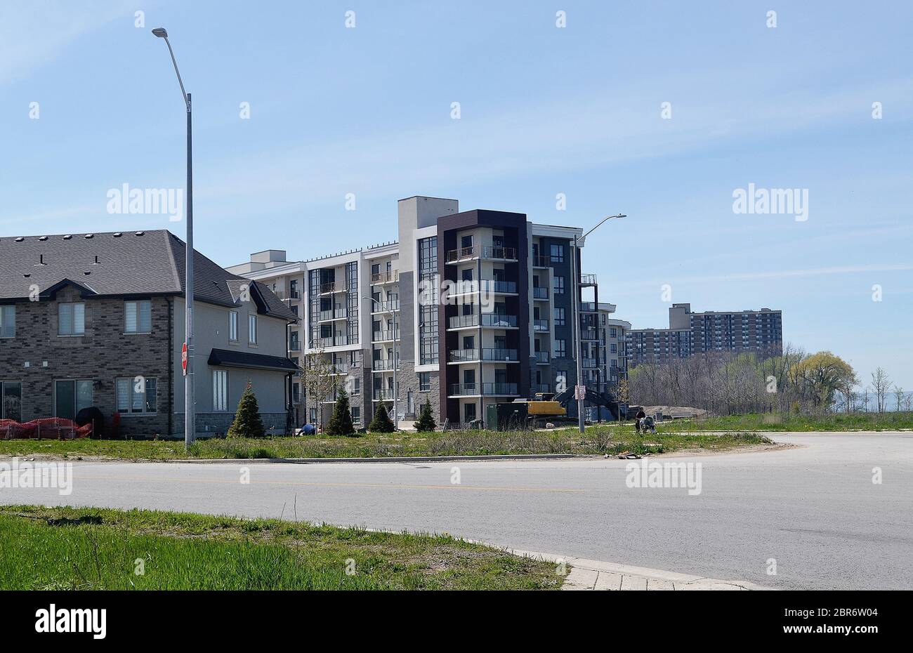 Una nuova storia di sei condominio nella parte anteriore su una 19 storia edificio condominiale di destra sul lago Ontario in Hamilton, Canada Foto Stock