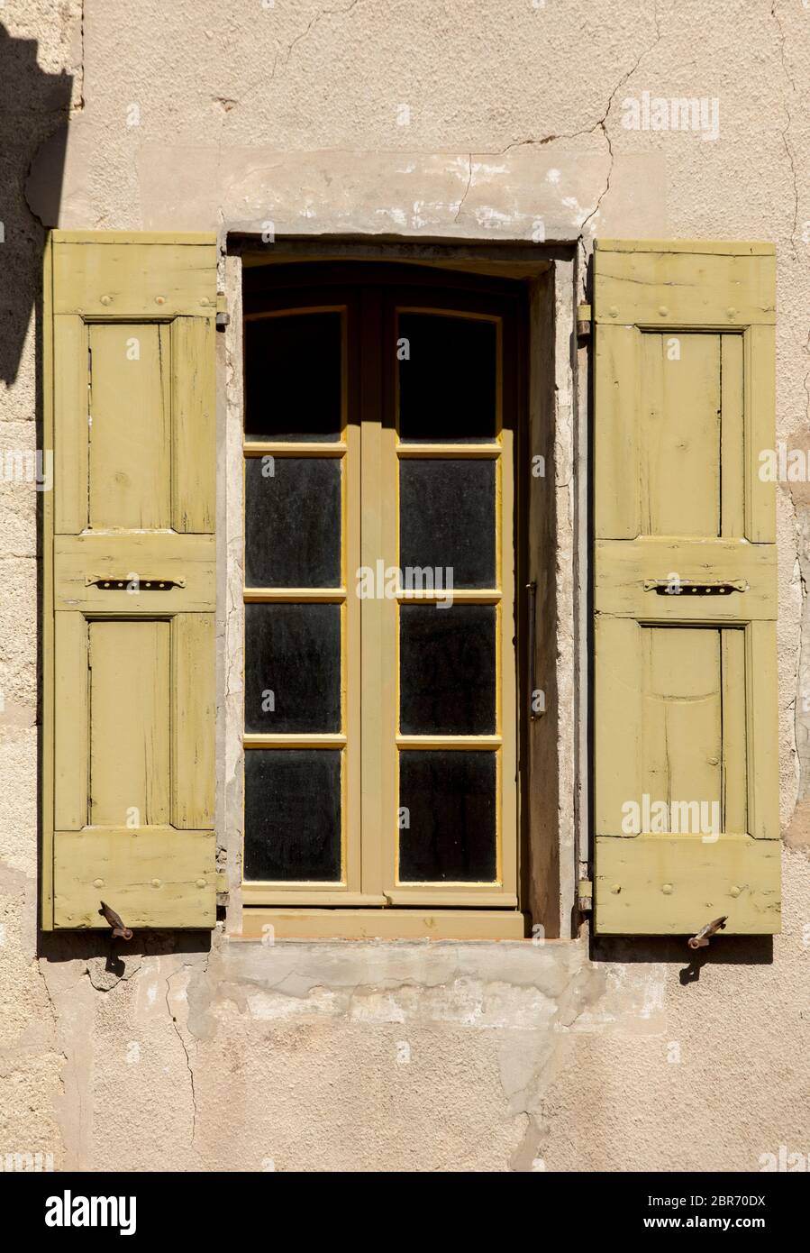 Vecchia casa con persiane di legno, Provenza, Francia. Foto Stock