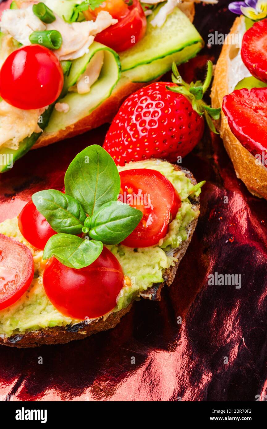 Bruschetta con vari condimenti.assortimento di tradizionale italiano la bruschetta.Summer Party.Mix bruschetta Foto Stock