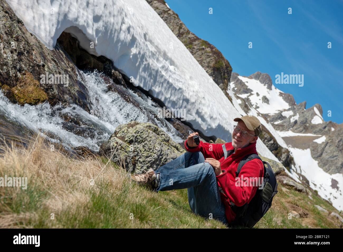 Escursionista uomo scattare una foto con una fotocamera di azione Foto Stock