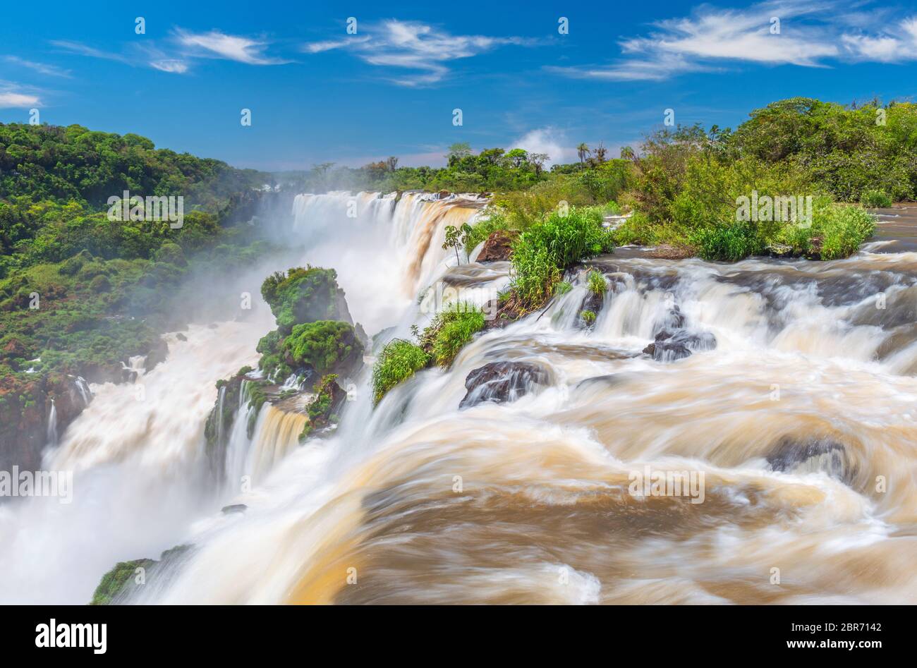 Lunga esposizione delle cascate di Iguazu vicino a Puerto Iguazu, Argentina. Foto Stock