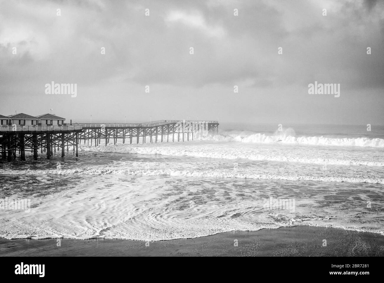 Mission Beach e Crystal Pier in una mattinata nuvolosa. San Diego, California, Stati Uniti. Foto Stock