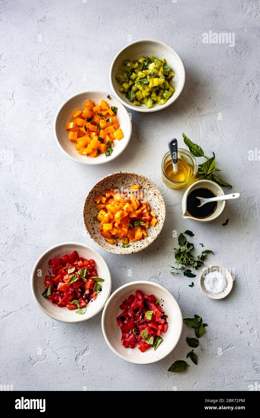Pomodori a dadini in ciotole per bruschetta. Foto Stock