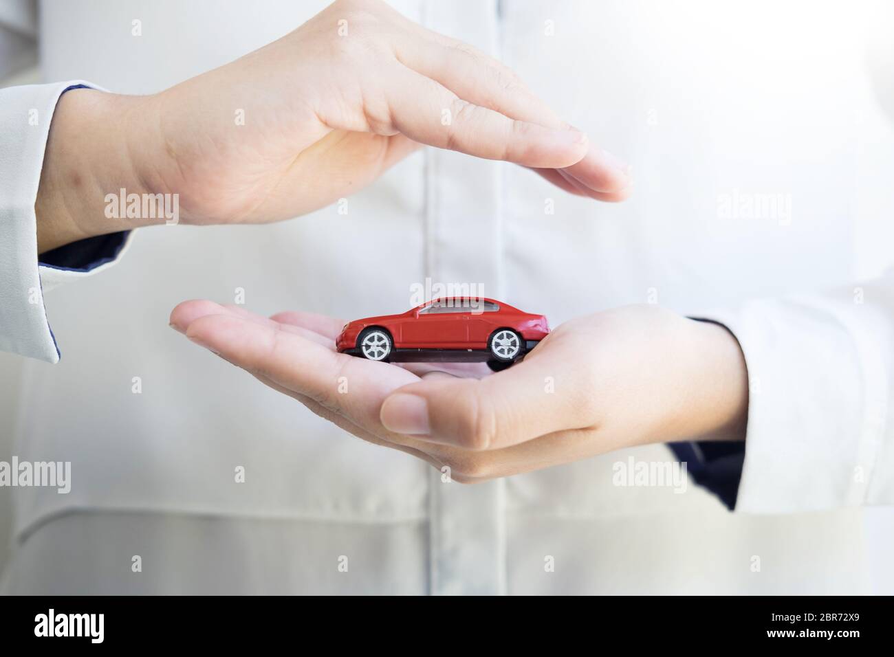 Auto (automobile) assicurazione e la rinuncia a danni da collisione concetti. Imprenditrice con gesto protettivo e auto. soluzione per la migliore protezione Foto Stock