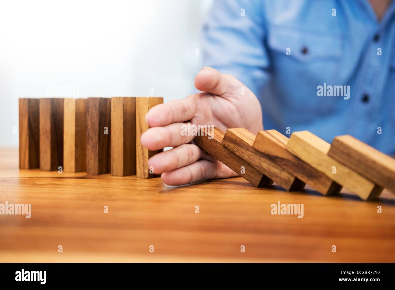 Imprenditore mano domino di arresto rovesciato in continuo o di rischio con copyspace Foto Stock