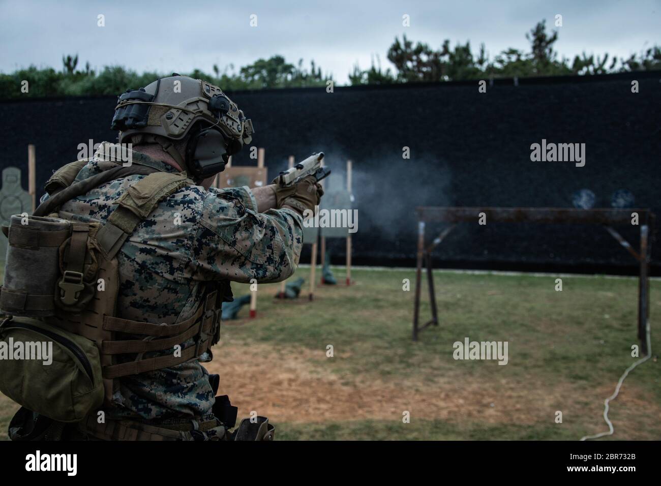 Una forza di Reconnaissance Marine con la 31esima forza di RAID marittimo della Marine Expeditionary Unit spara la sua pistola di servizio M45A1 durante un tiro da stress come parte di una gamma di tattiche ravvicinate a Camp Hansen, Okinawa, 14 maggio 2020. Il 31esimo MEU, l’unico MEU continuamente dispiegato in avanti dei Marine Corps, fornisce una forza flessibile e letale pronta a svolgere un’ampia gamma di operazioni militari come principale forza di risposta alle crisi nella regione dell’Indo-Pacifico. (Foto ufficiale del corpo dei Marine degli Stati Uniti di CPL. Isaac Cantrell) Foto Stock