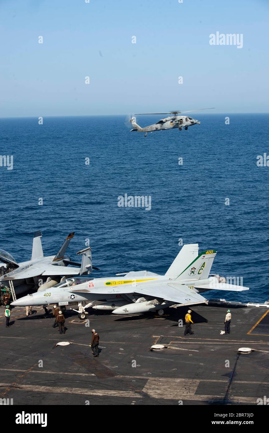 200519-N-YD547-0196 MARE ARABICO (19 maggio 2020) un falco marino MH-60S, attaccato ai 'cani di senape' dello Squadrone di combattimento marittimo dell'elicottero 7, si avvicina al ponte di volo della portaerei USS Dwight D. Eisenhower (CVN 69) 19 maggio 2020. IKE è dispiegata nella 5th Fleet USA di operazioni a sostegno di operazioni navali per garantire la stabilità e la sicurezza marittima nella regione centrale, collegando il Mediterraneo e Pacifico attraverso l'Oceano Indiano occidentale e tre punti di strozzamento strategici. (STATI UNITI Foto della Marina di Seaman Trent P. Hawkins, specialista della comunicazione di massa, rilasciata) Foto Stock