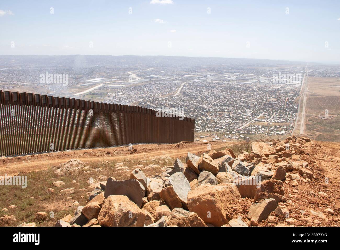 Pannelli barriera si estendono attraverso il corpo degli ingegneri dell'esercito degli Stati Uniti, il progetto di costruzione della barriera di confine del South Pacific Border District di San Diego 4, vicino a San Diego, California, maggio 13. USACE sta fornendo direzione e supervisione per la costruzione di progetti di barriere di confine dalla California al Texas, finanziati dal Dipartimento della Difesa. Questi progetti sono in esecuzione da USACE, come diretto attraverso l'esercito degli Stati Uniti dal Segretario della Difesa, in risposta alla dichiarazione di emergenza nazionale presidenziale datata 15 febbraio 2019, che richiede l'uso delle forze armate e autorizza l'uso della Sezione 2808 del titolo 1 Foto Stock