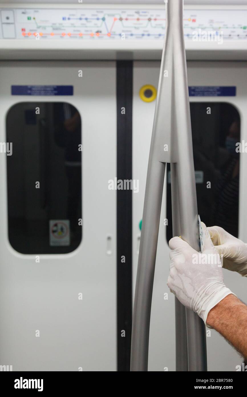 I passeggeri indossano guanti protettivi durante l'uso della metropolitana di Atene, a causa delle misure di protezione adottate durante l'epidemia di coronavirus in Europa. Foto Stock