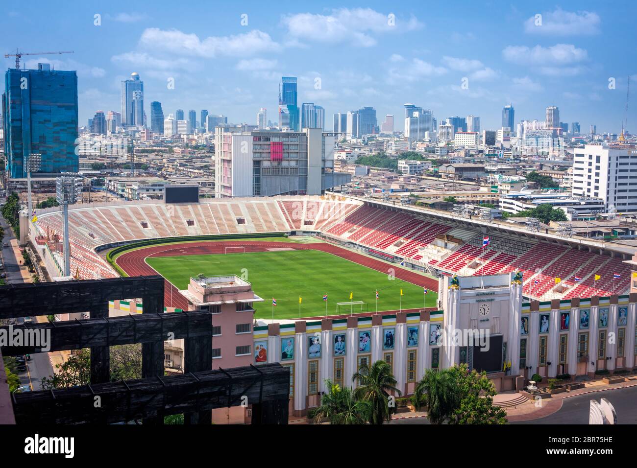 Bangkok, Thailandia, Marzo 2013 Bangkok National Stadium, che si trova nella parte moderna della città capitale al Siam Square, vista aerea Foto Stock