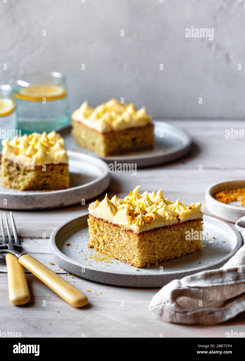 Torta di limoni con glassa di formaggio cremoso e polline di api. Foto Stock