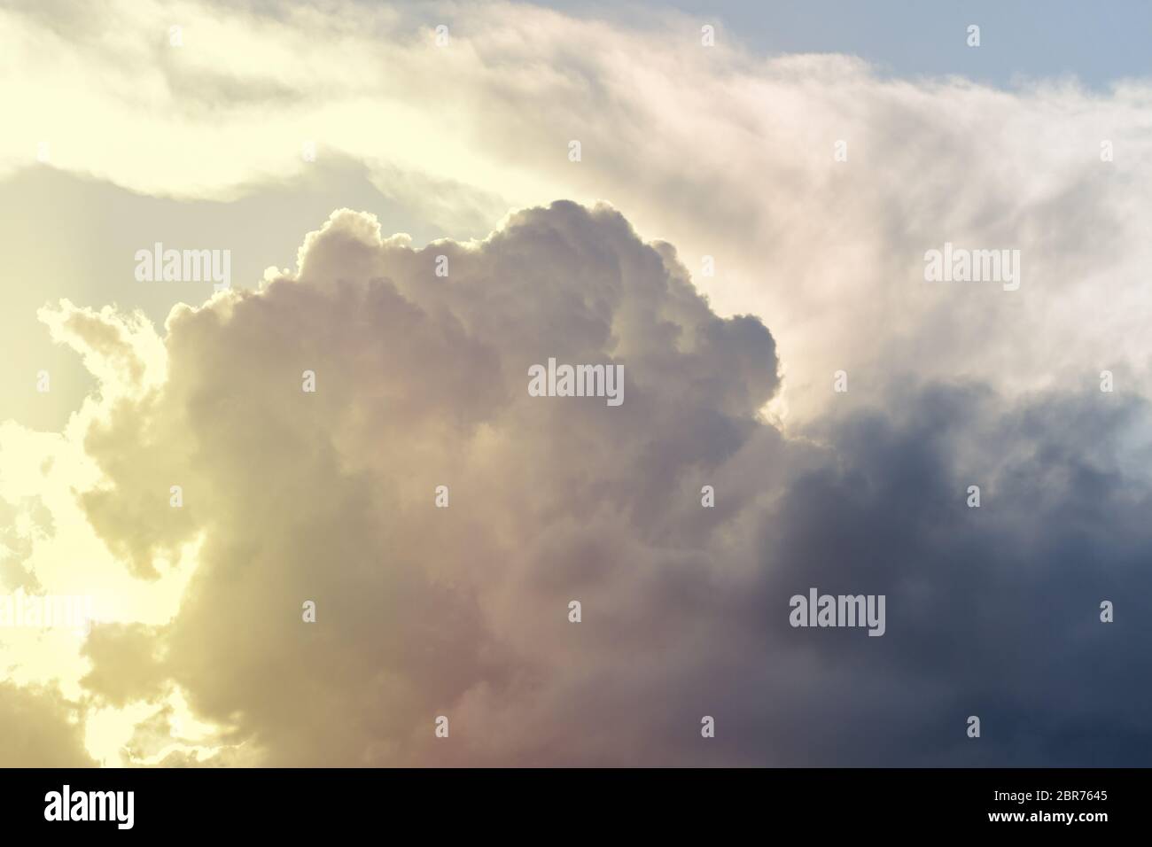 nuvola calda in cotone a forma di nube di cumulonimbus Foto Stock