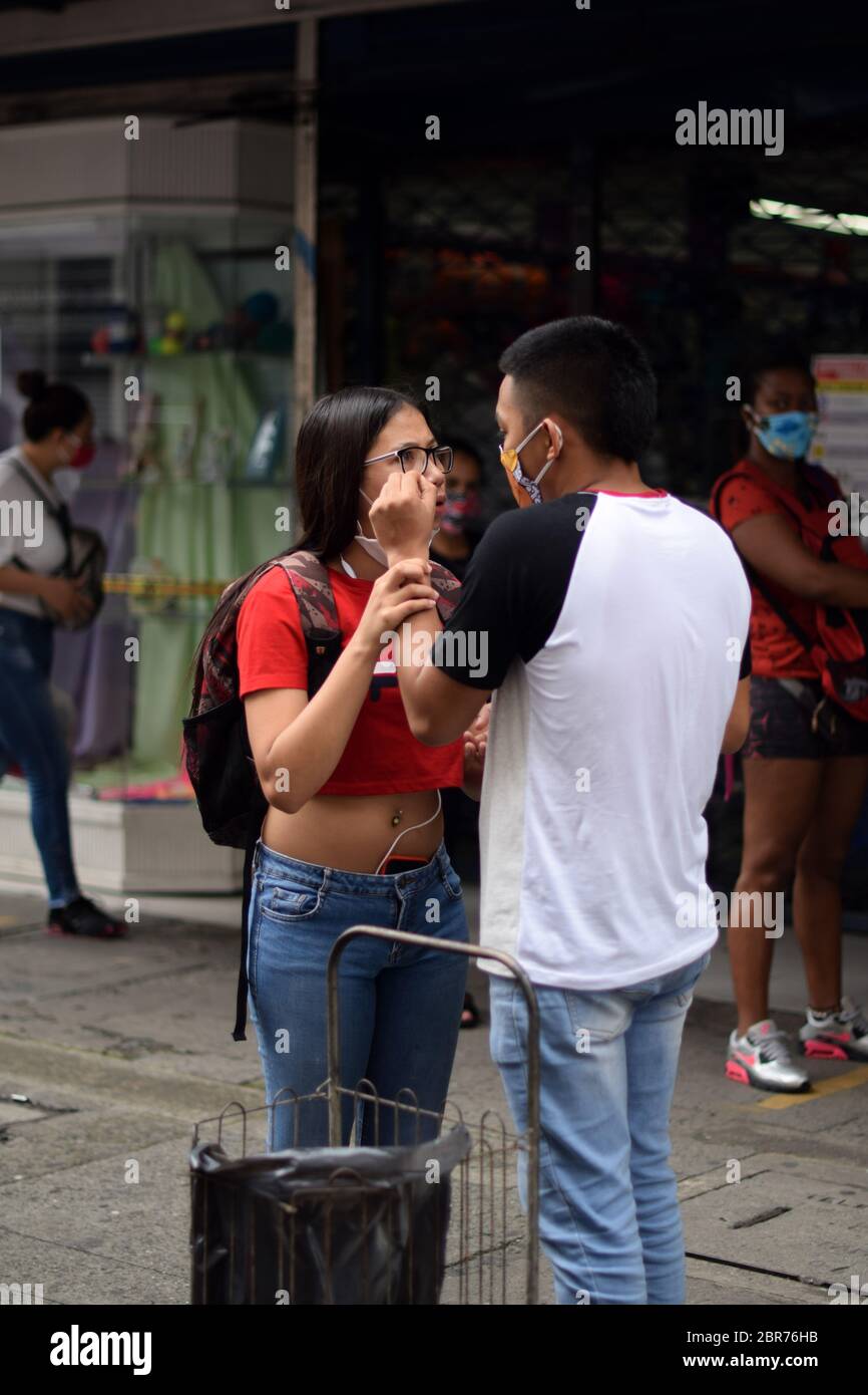 Persone in strada durante l'epidemia di Coronavirus in Colombia Foto Stock