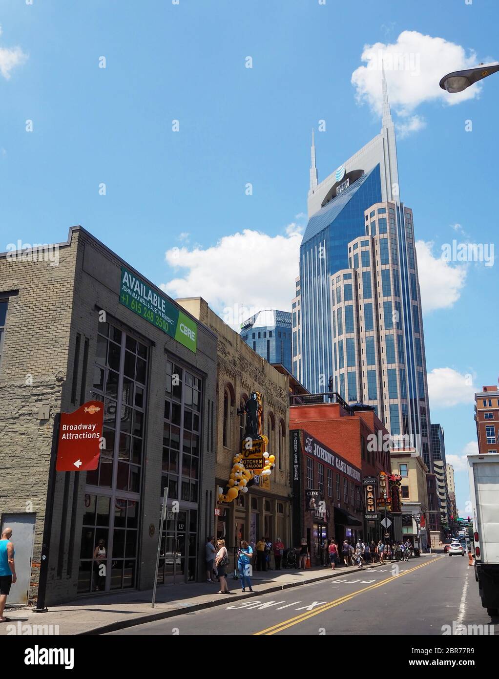 25 LUGLIO 2019 - NASHVILLE, TENNESSEE: Guardando verso la 3a Avenue, verso sud, L'AT & T Building, l'edificio più alto del Tennessee, progettato dall'architetto Ear Foto Stock