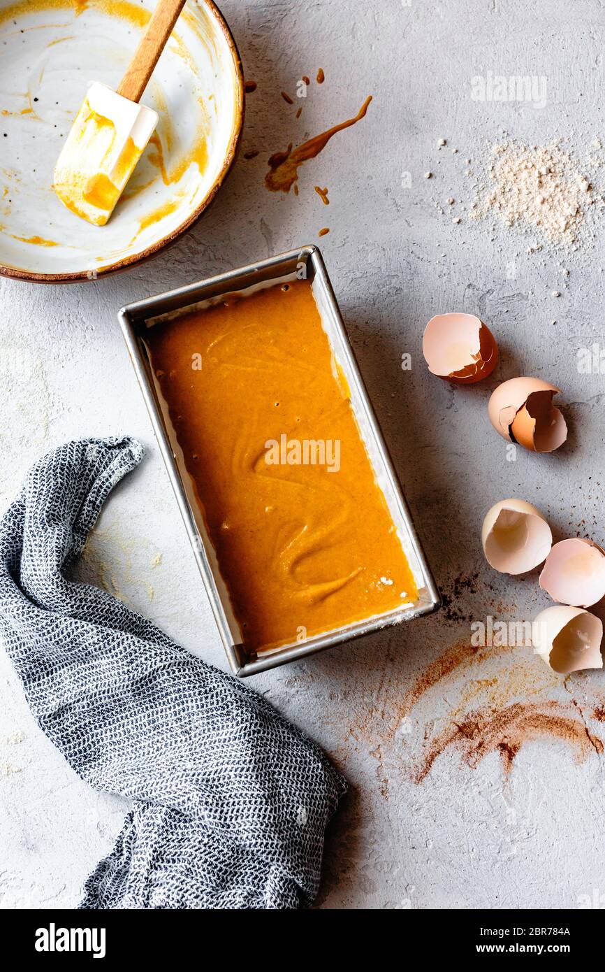 Impasto di pane di zucca in una teglia da forno. Foto Stock