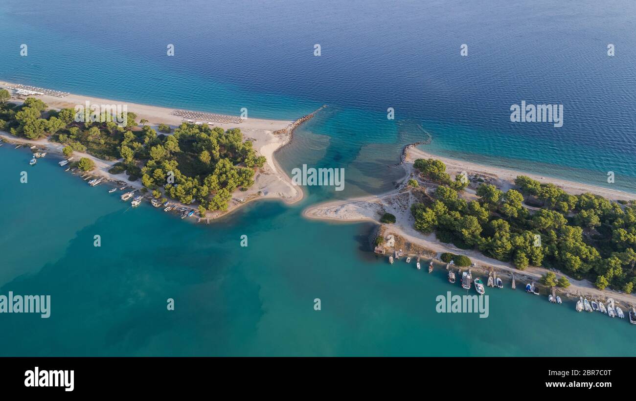 Vista aerea della spiaggia Glarokavos nella penisola Kassandra. Halkidiki, Grecia Foto Stock