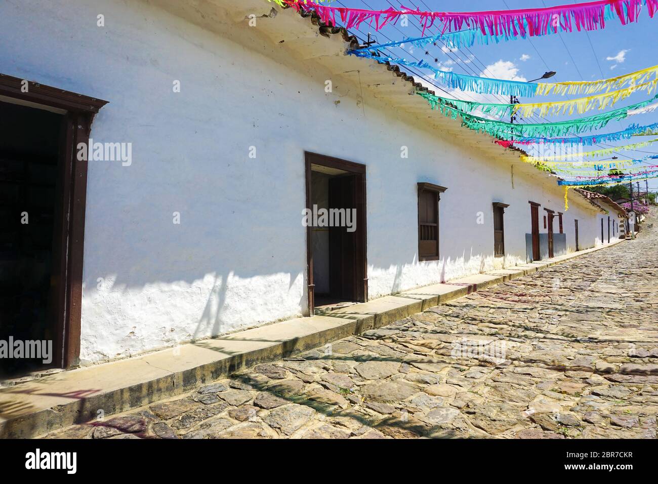Coloniale colorati strada di ciottoli con vecchie case in Guane, Colombia Foto Stock
