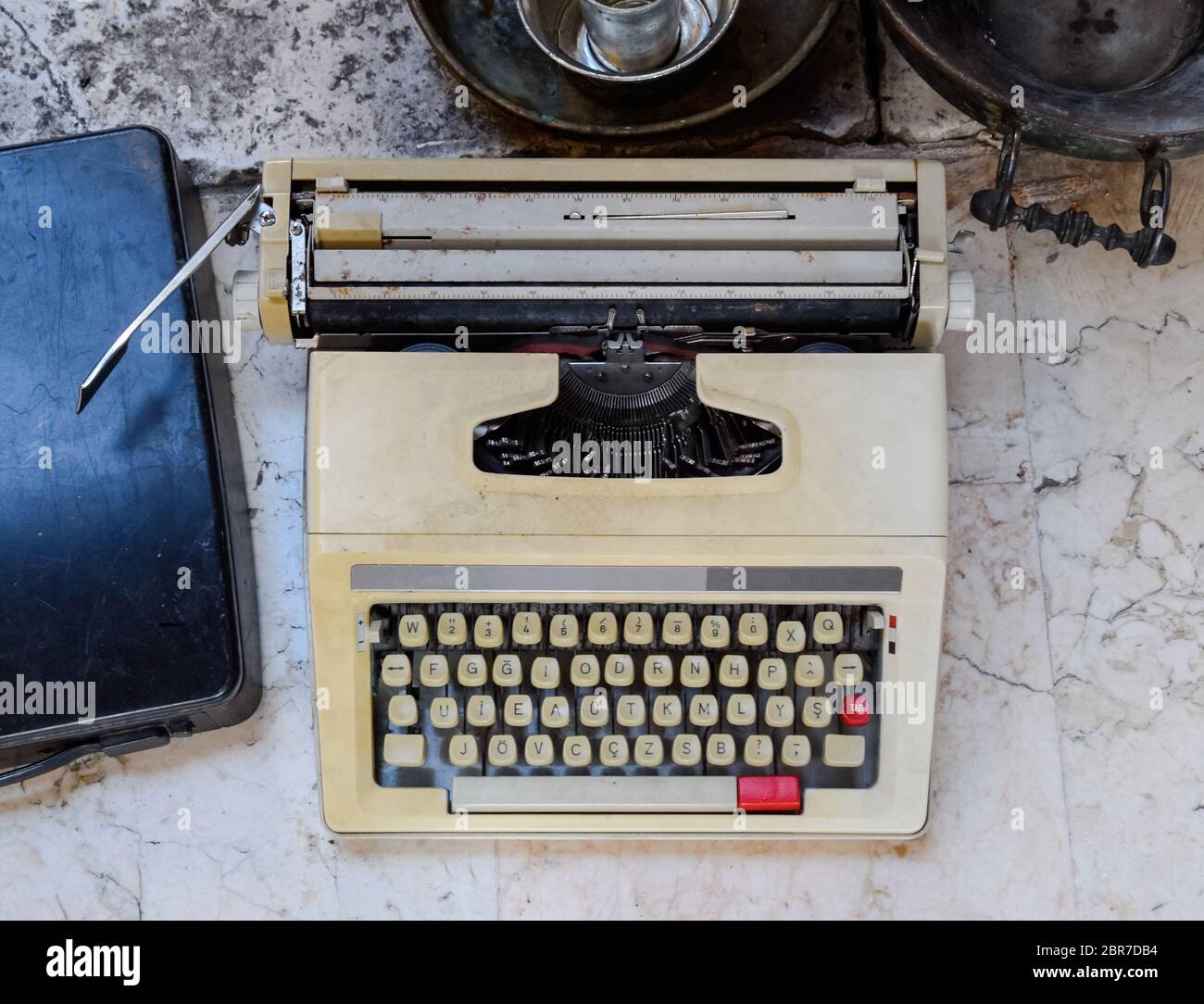 Vecchia macchina da scrivere. Un vecchio dispositivo di stampa tecnico Foto Stock