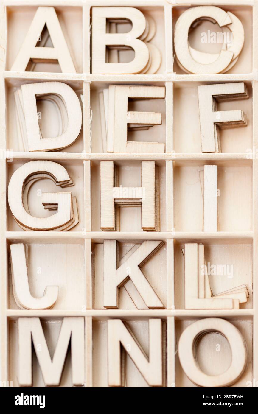 In una scatola di raccolta ordinate le lettere di legno compensato A - o con lettera J speculare in vista in pianta. Foto Stock