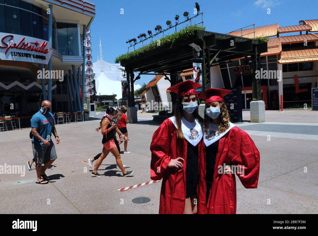 Due anziani della Freedom High School di Orlando che avrebbero dovuto partecipare a una cerimonia di laurea oggi, visitano Disney Springs al Walt Disney World il giorno del negozio, dei ristoranti, E il complesso di intrattenimento inizia una riapertura graduale dopo la chiusura del parco a tema il 16 marzo 2020 a causa della pandemia del coronavirus. Tutti i visitatori di Disney Springs dovranno indossare rivestimenti per il viso e sottoporsi ai controlli della temperatura. Foto Stock